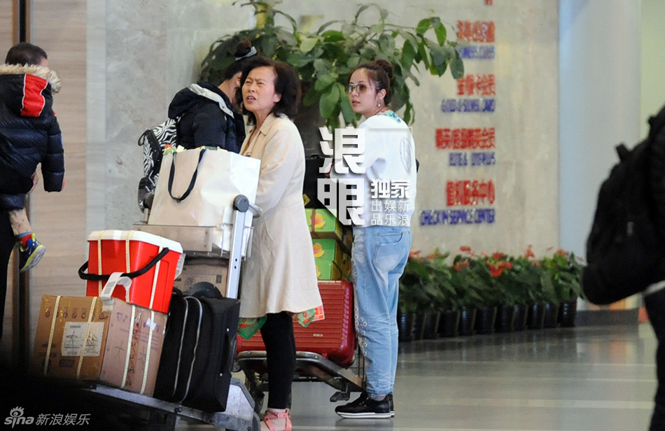 连奕名娇妻杨若兮携爱子返京 打扮朴素低调幸福