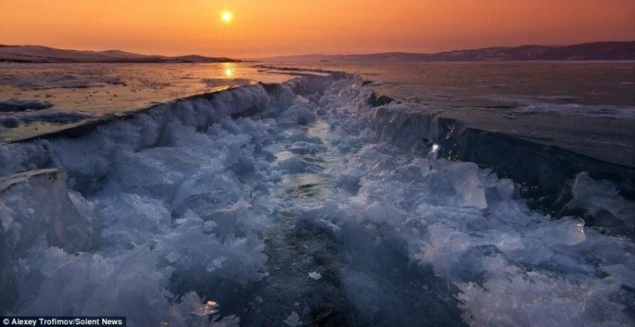 贝加尔湖湖面开裂奇观 温度变化导致湖水压缩膨胀
