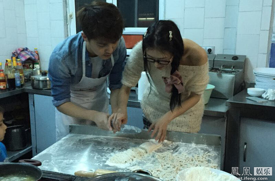 马天宇贴身照顾林志玲 搂腰做饭举止亲密(图)