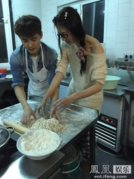 马天宇贴身照顾林志玲 搂腰做饭举止亲密(图)