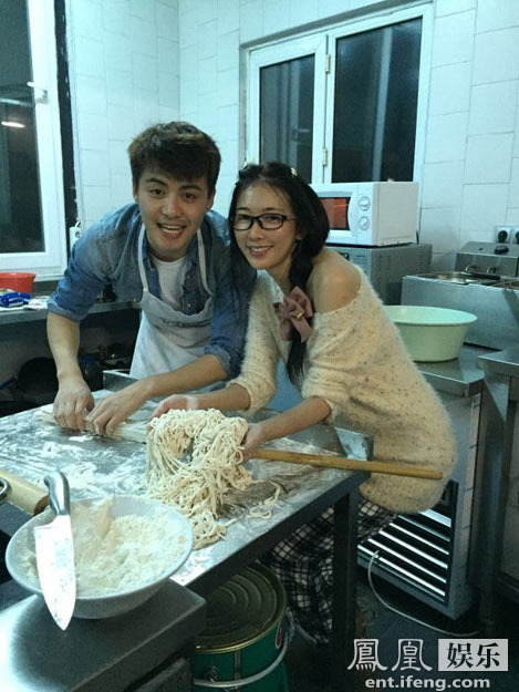 马天宇贴身照顾林志玲 搂腰做饭举止亲密(图)