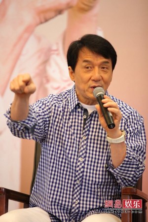 成龙生日获影迷送钱:给多少我再出多少 都做慈善