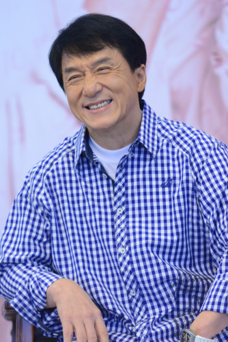 成龙：我没消费邓丽君 是大家来消费我