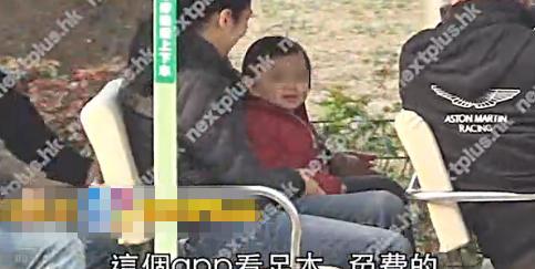 刘德华女儿首曝光 朱丽倩放松戒备出行无口罩遮面(图)