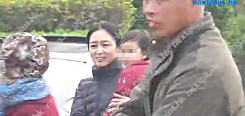刘德华女儿首曝光 朱丽倩放松戒备出行无口罩遮面(图)