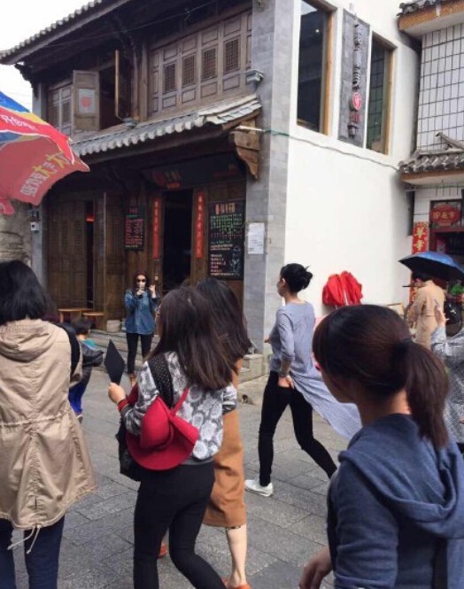 王菲携李嫣大理逛首饰店 遭路人追赶拍照