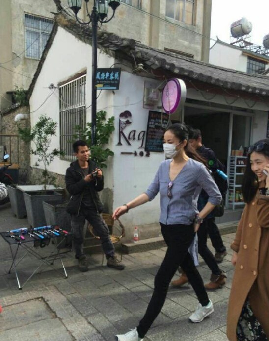 王菲携李嫣大理逛首饰店 遭路人追赶拍照