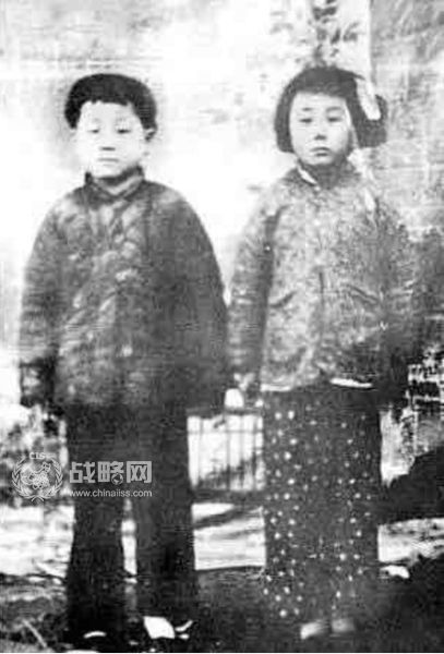 莫言8岁照片曝光 时间大约在1962年春天上穿棉袄，下穿单裤