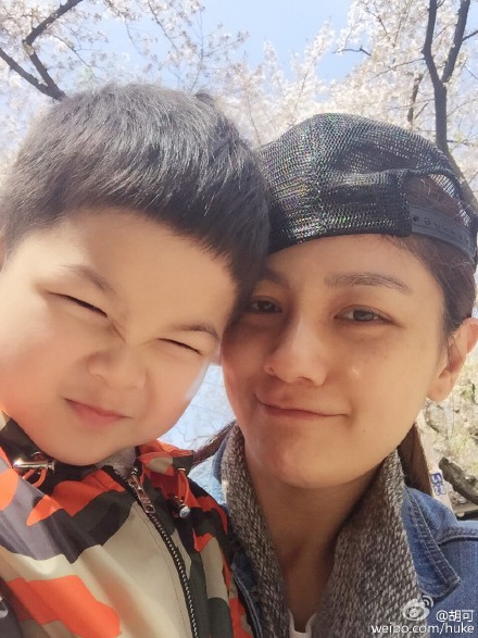 沙溢儿子樱花树下与母亲合影 调皮挤眉弄眼