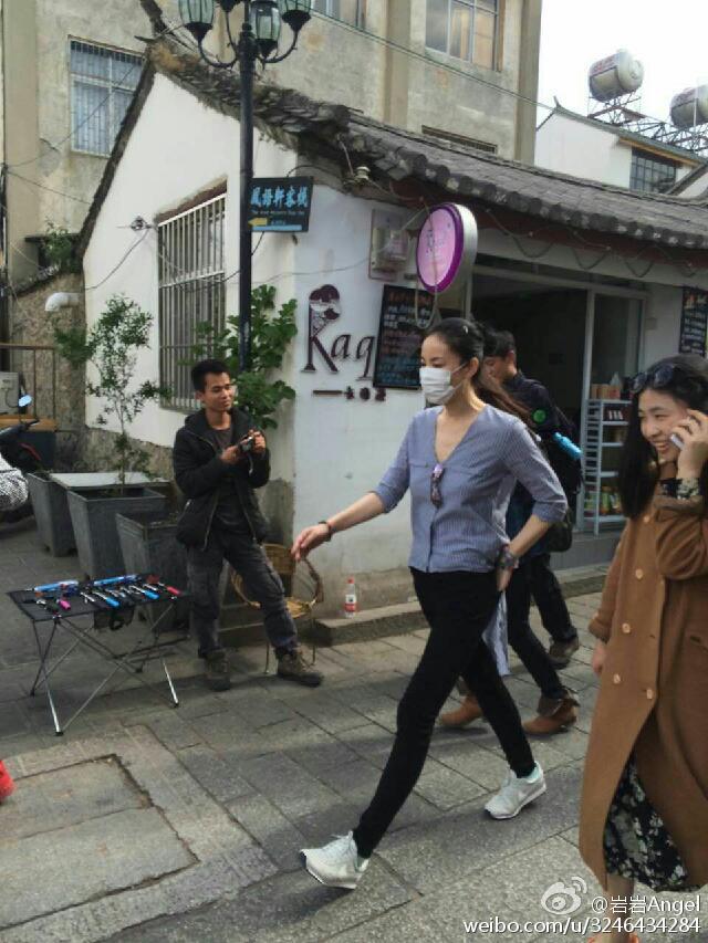 王菲带小女儿李嫣现身大理低调逛街 腹部平坦疑真空上阵