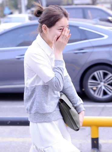 李敏镐女友秀智素颜出街 皮肤水灵遮脸显娇羞
