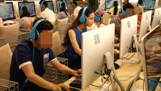 Angelababy变网瘾少女 网吧打游戏超专业 