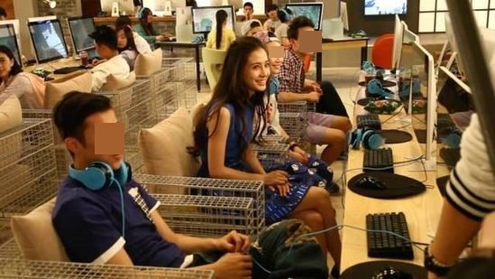Angelababy变网瘾少女 网吧打游戏超专业 