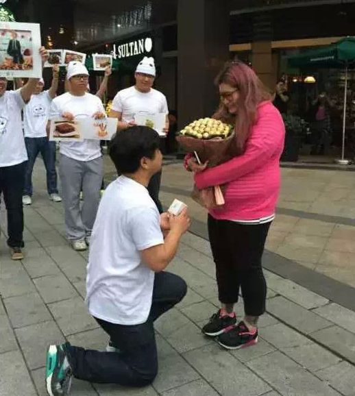 广东一名男子怕女友被抢 从100斤养到180斤 美食街向女神求婚成功