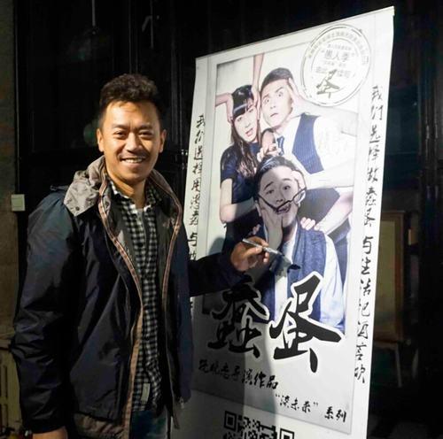 王学兵涉毒后首次现身 携妻子观看戏剧不时面露笑容