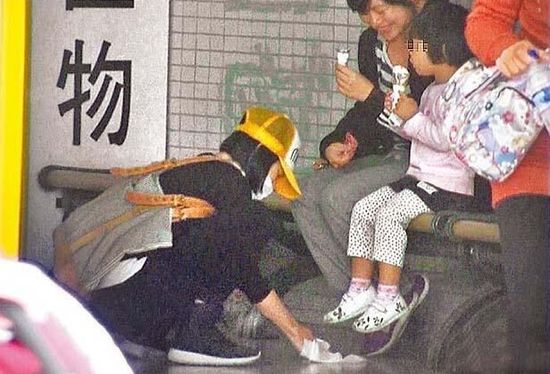 小S蹲地擦冰激凌水滴