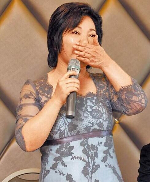 白冰冰发布会否认买凶杀人 自曝自己先遭砍伤
