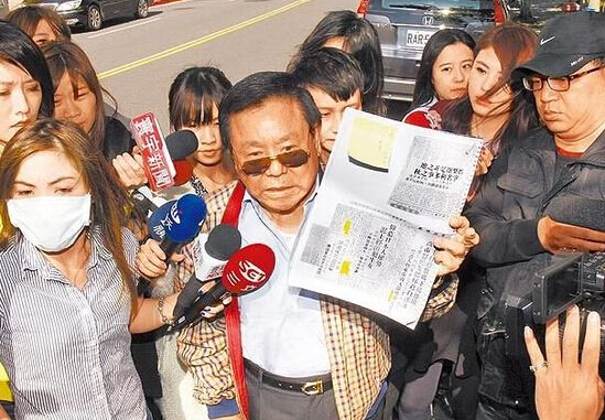 白冰冰发布会否认买凶杀人 自曝自己先遭砍伤