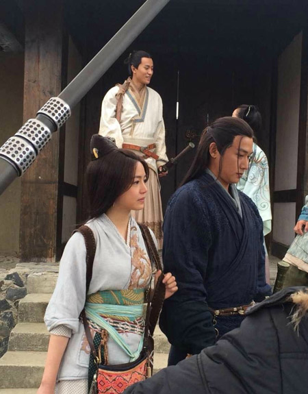 电视剧《秦时明月》现场探班照 众主演接受群访