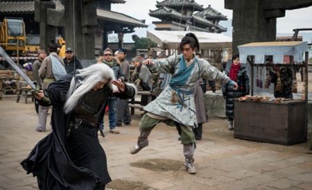 电视剧《秦时明月》现场探班照 众主演接受群访