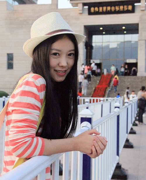 辣妈女神孔玮Vicky微博走红 旁听生站满教室