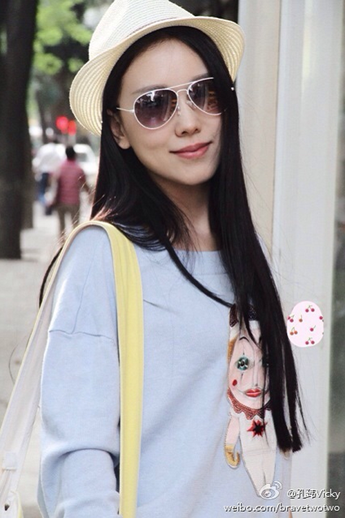 辣妈女神孔玮Vicky微博走红 旁听生站满教室