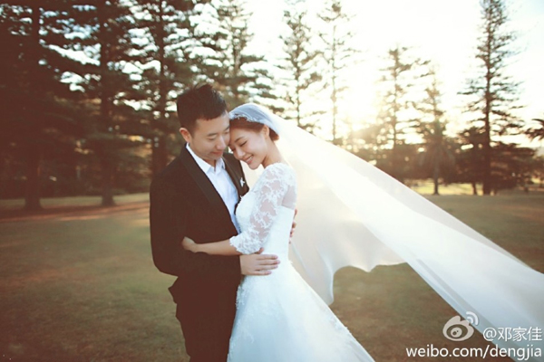 邓家佳婚纱照曝光 与圈外男友在澳洲举行婚礼