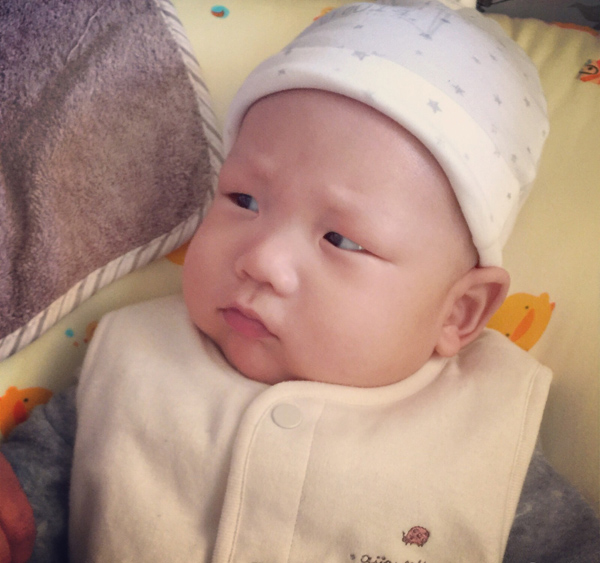 辣妈何洁复工变超人 带儿子七宝开工