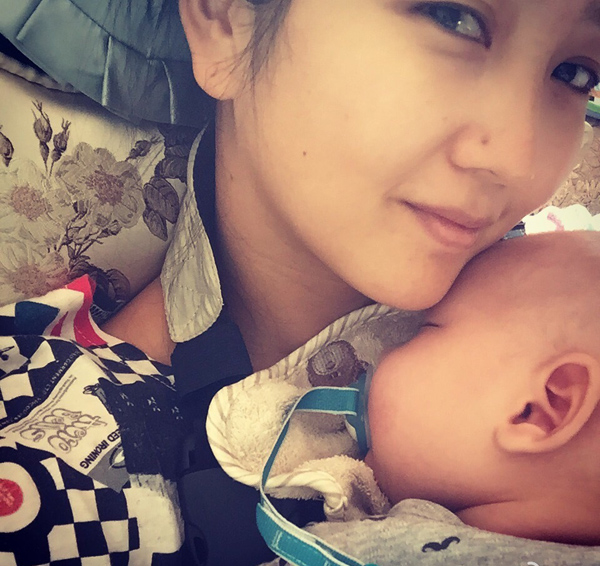 辣妈何洁复工变超人 带儿子七宝开工