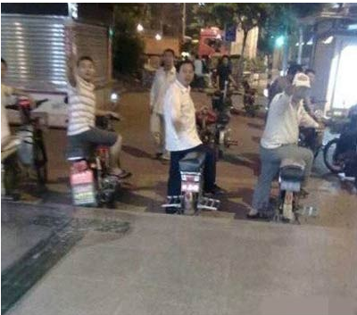 搞笑图片她就能插 一出地铁就能得到他们热情的呼唤