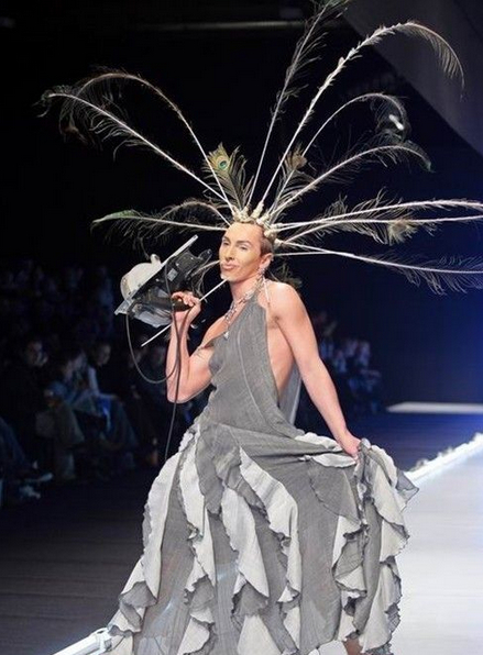 搞笑图片委屈的小二哥 真心搞不懂fashion界的男人