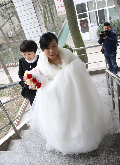 乐山小伙身患重病 女友安排“病房婚礼”