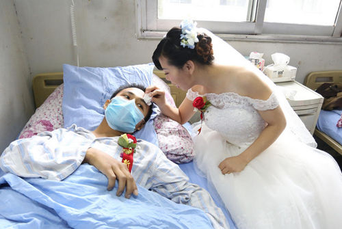 乐山小伙身患重病 女友安排“病房婚礼”