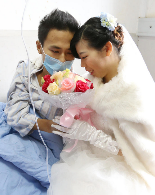 乐山小伙身患重病 女友安排“病房婚礼”
