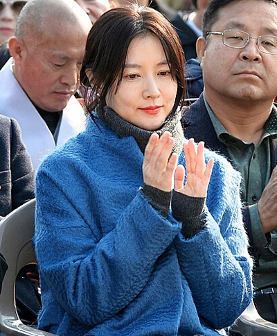 43岁大长今李英爱亮相 网友调侃女神变大妈
