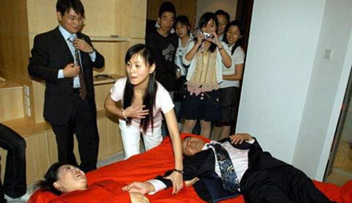 新郎新娘怎样应对闹洞房全攻略 轻松化解尴尬