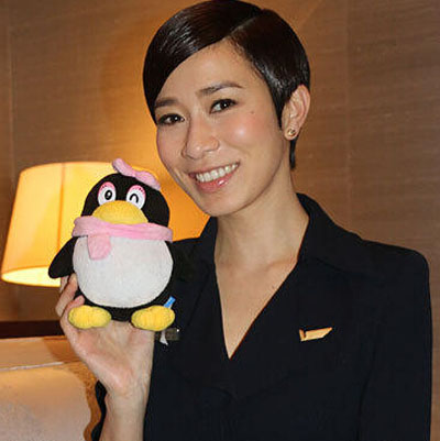 《冲上云霄》来蓉人气高 佘诗曼展制服诱惑