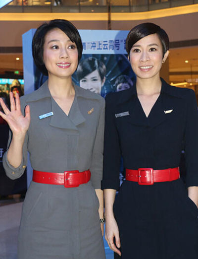 《冲上云霄》来蓉人气高 佘诗曼展制服诱惑