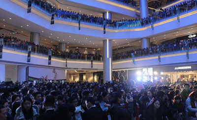 《冲上云霄》来蓉人气高 佘诗曼展制服诱惑