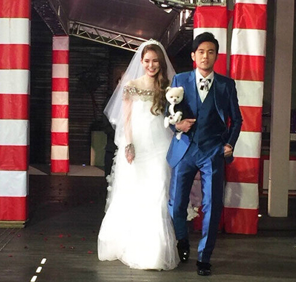 周杰伦台北婚礼现场照 昆凌再披婚纱