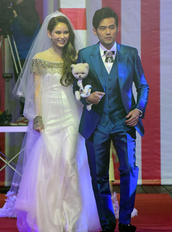 周杰伦台北婚礼现场照 昆凌再披婚纱