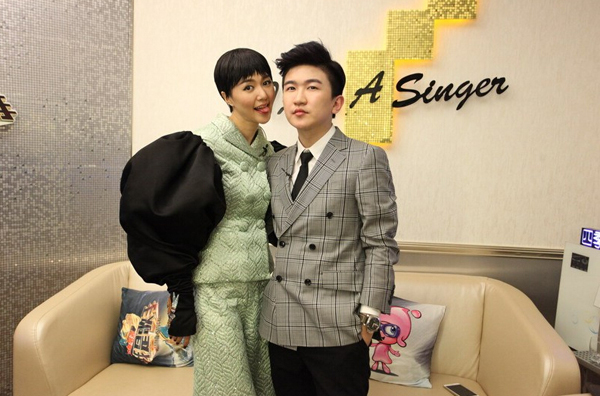 《我是歌手》压轴踢馆赛李佳薇失败 谭维维夺冠