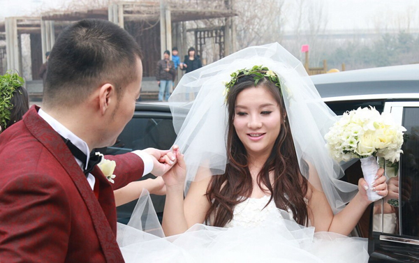 喻恩泰史林子大婚赵忠祥证婚 手牵娇妻尽显恩爱