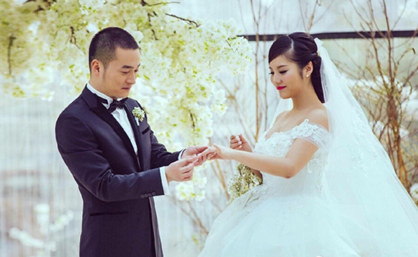 喻恩泰史林子大婚赵忠祥证婚 手牵娇妻尽显恩爱