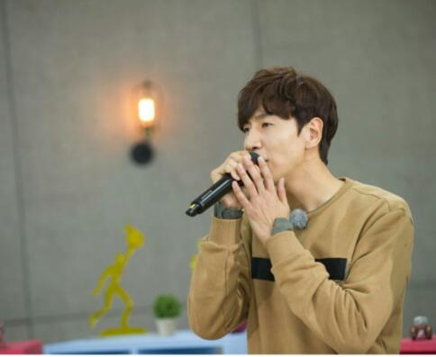 runningman最新期剧照 李光洙深情演唱池石镇嘟嘴卖萌
