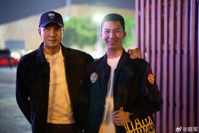 胡军携儿子康康亮相<a href='http://www.bjxxg.cn/ent/yinyue/' target='_blank'><u>音乐会</u></a> 康康和胡军一样高了